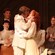 Os 2 personagens principais Anne e Gilbert se beijam no palco enquanto o resto do elenco observa